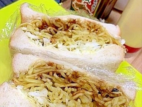 男子ってこうゆうお弁当好きでしょぉ焼きそばサンド?